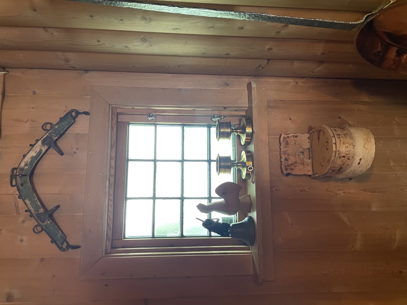 Div i hylle og på vegg