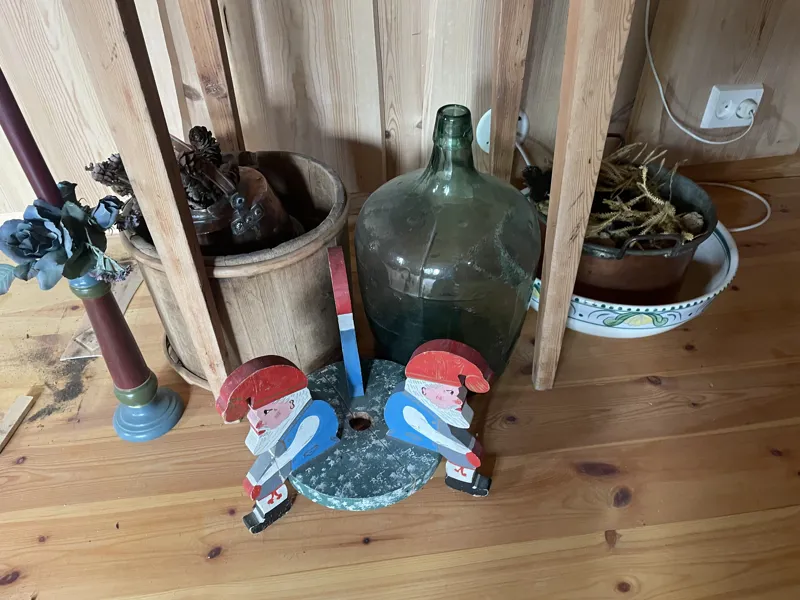 Div (kun det som står under bordet)