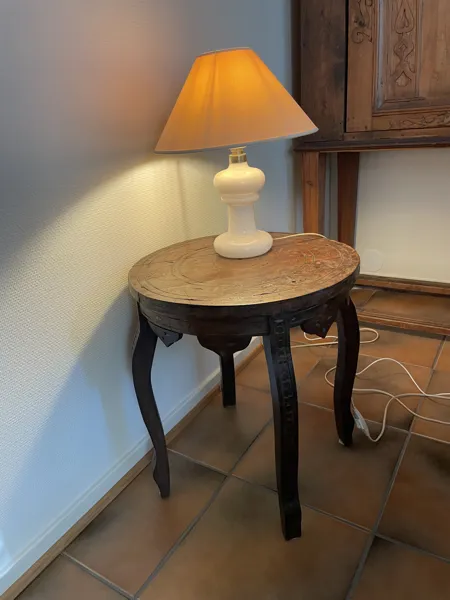 Bord og lampe
