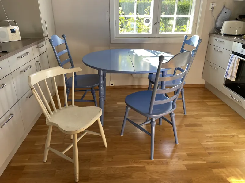 Kjøkkenbord og stoler
